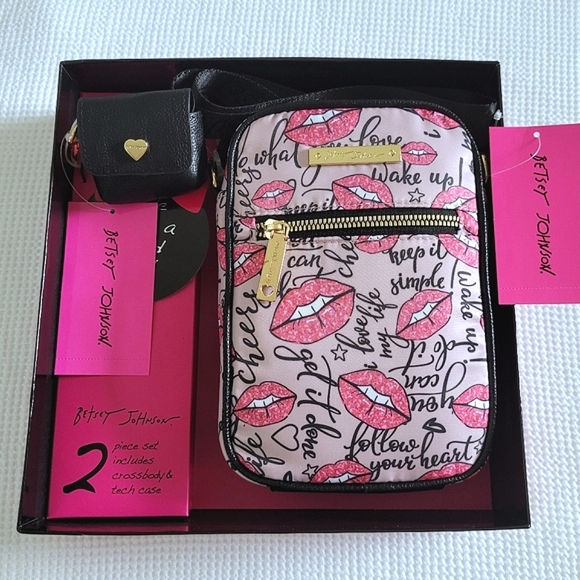 ✨️HP✨ Betsey Johnson Lips💋 Crossbody Bag with Ear👂Bud Case Gift🎁 Set - Picture 15 of 16